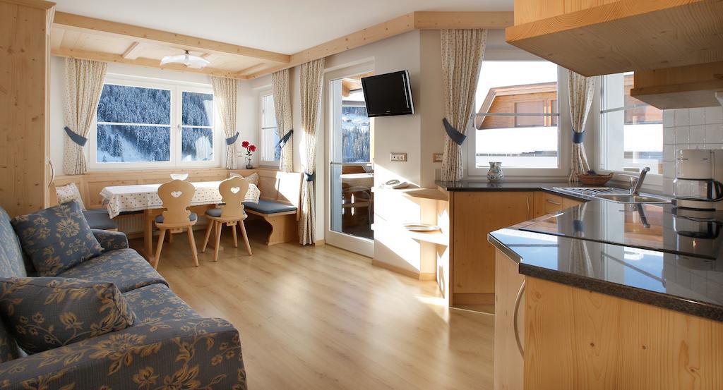 Apartments Antines Sëlva Kamer foto